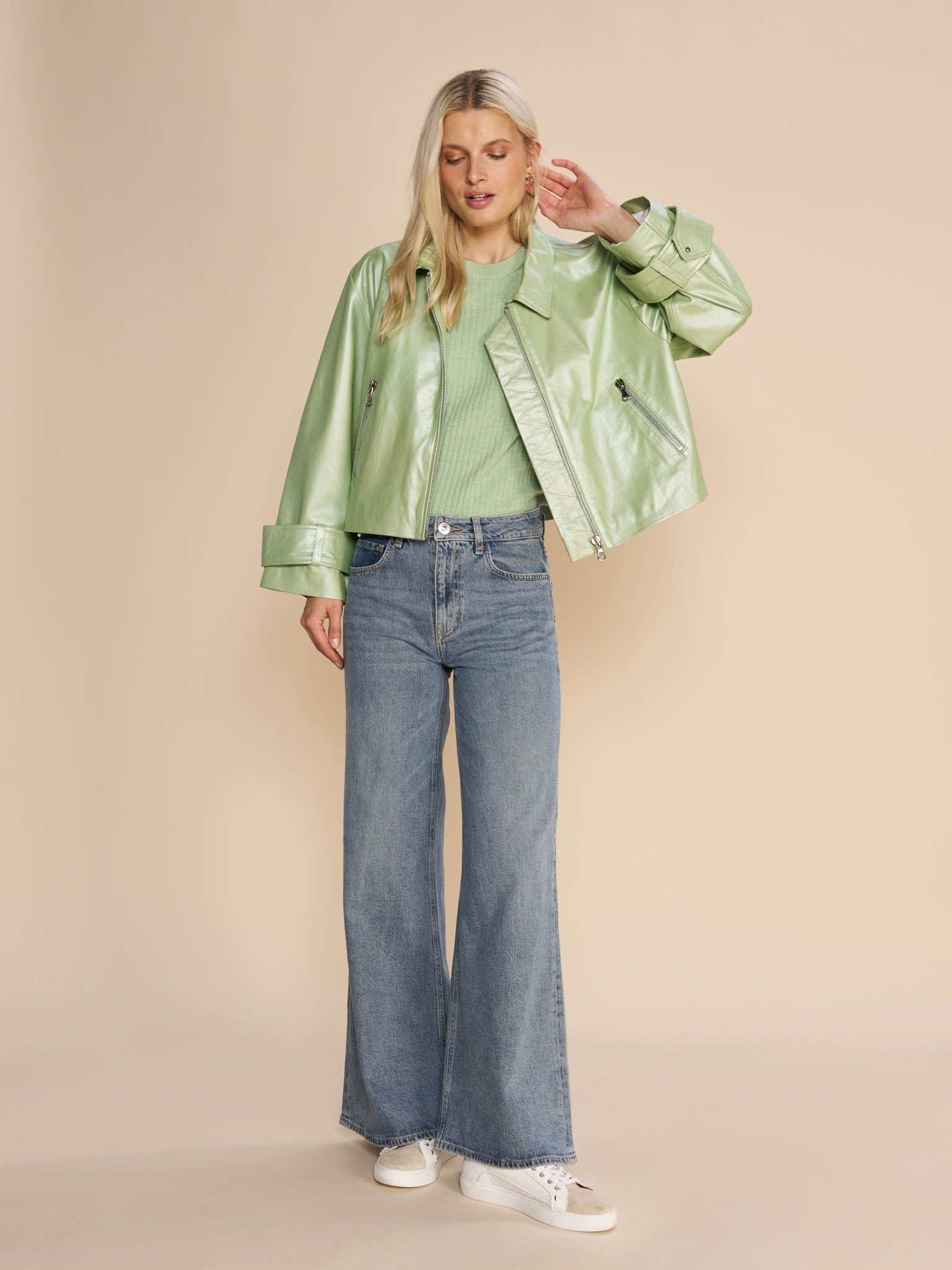 Modelshot / Smoke Green / Detail